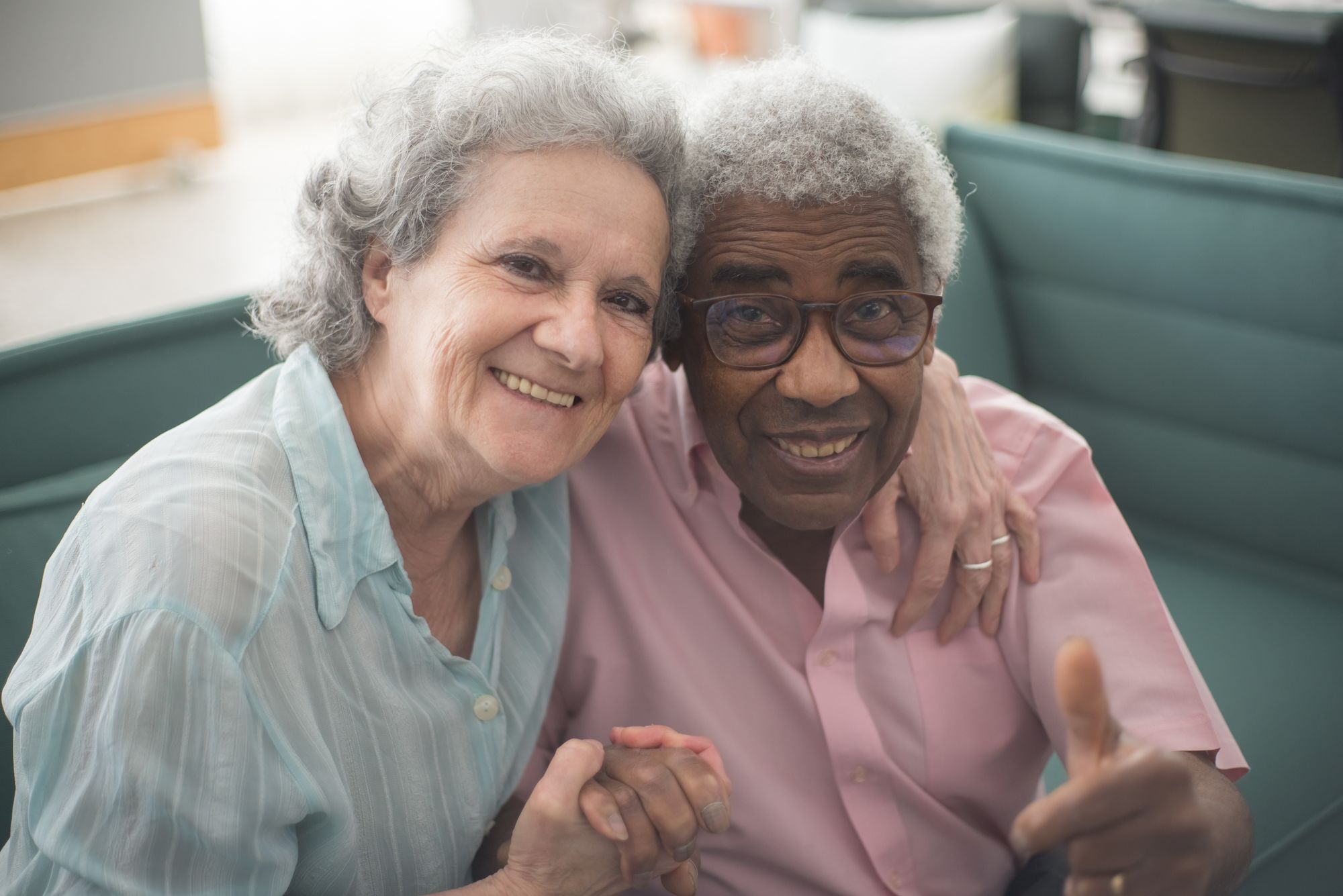 Pareja de adultos mayores sonriendo
