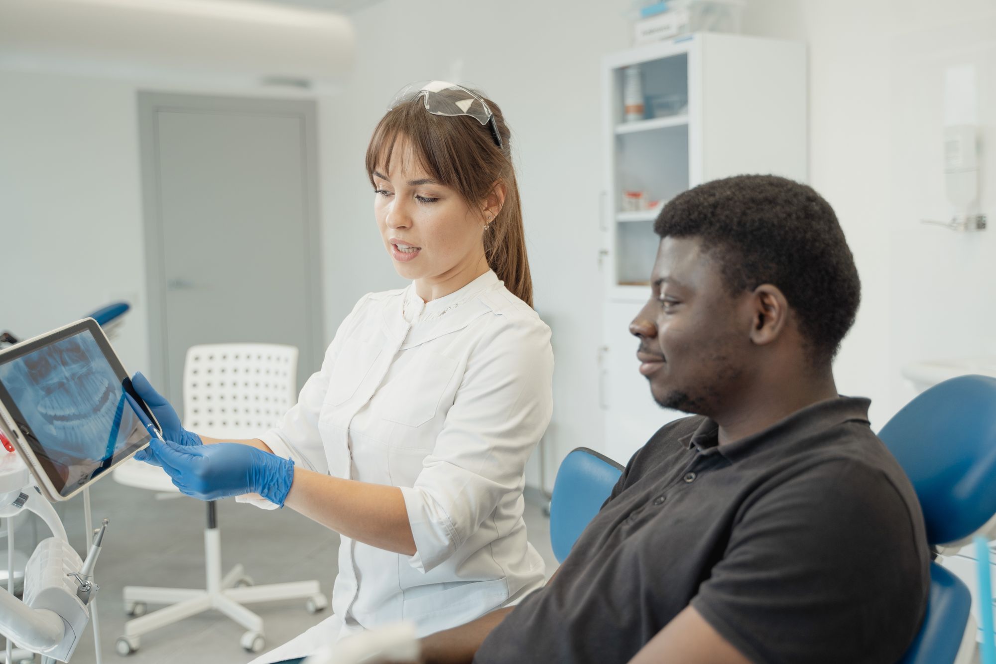 Dentista explicando una imagen digital a un paciente